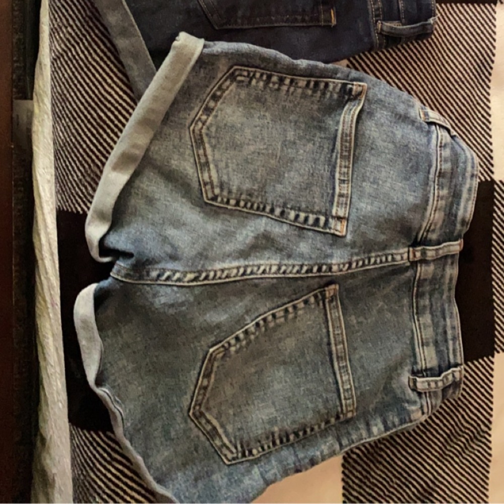 Shorts - Picture 3 of 4